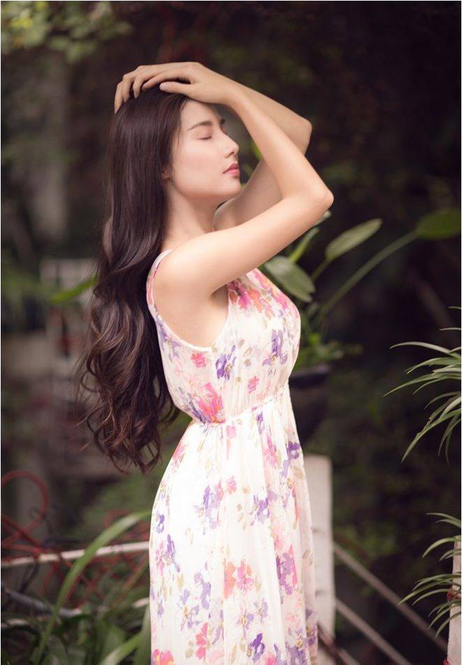 女仆被主人扒掉蕾丝裙打屁股